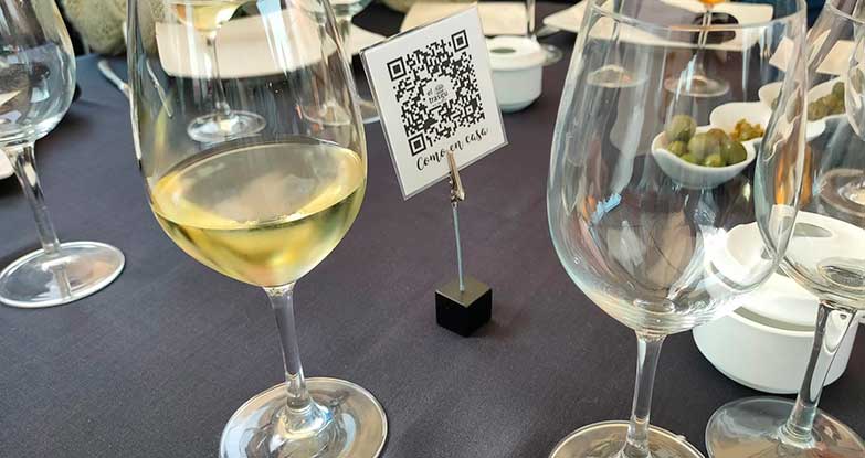 QR de carta sujeto por un holder con una pinza