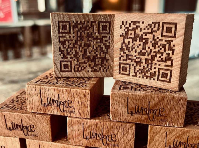 El código QR en madera para restaurantes: una tendencia al alza