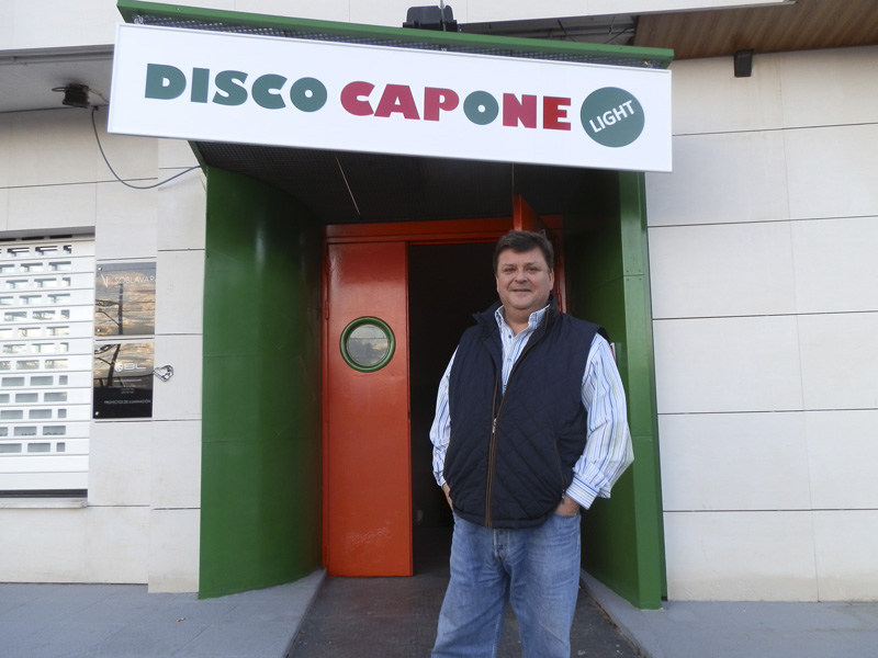 Javier Lerma delante de Disco Capone