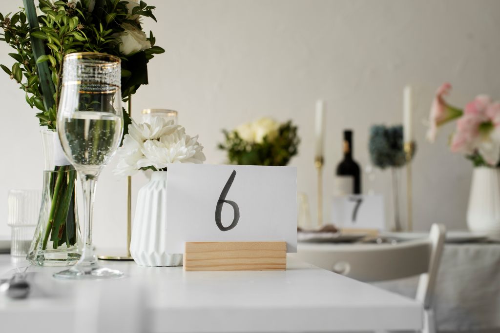 Cómo poner los números de mesa en restaurantes